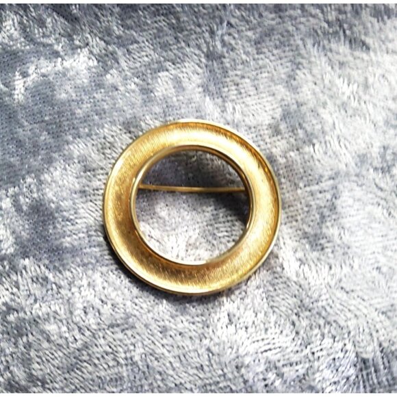 Vintage Mid 1939 –1955 Crown Trifari Circular Textured Brushed Brooch Pin - Picture 6 of 8